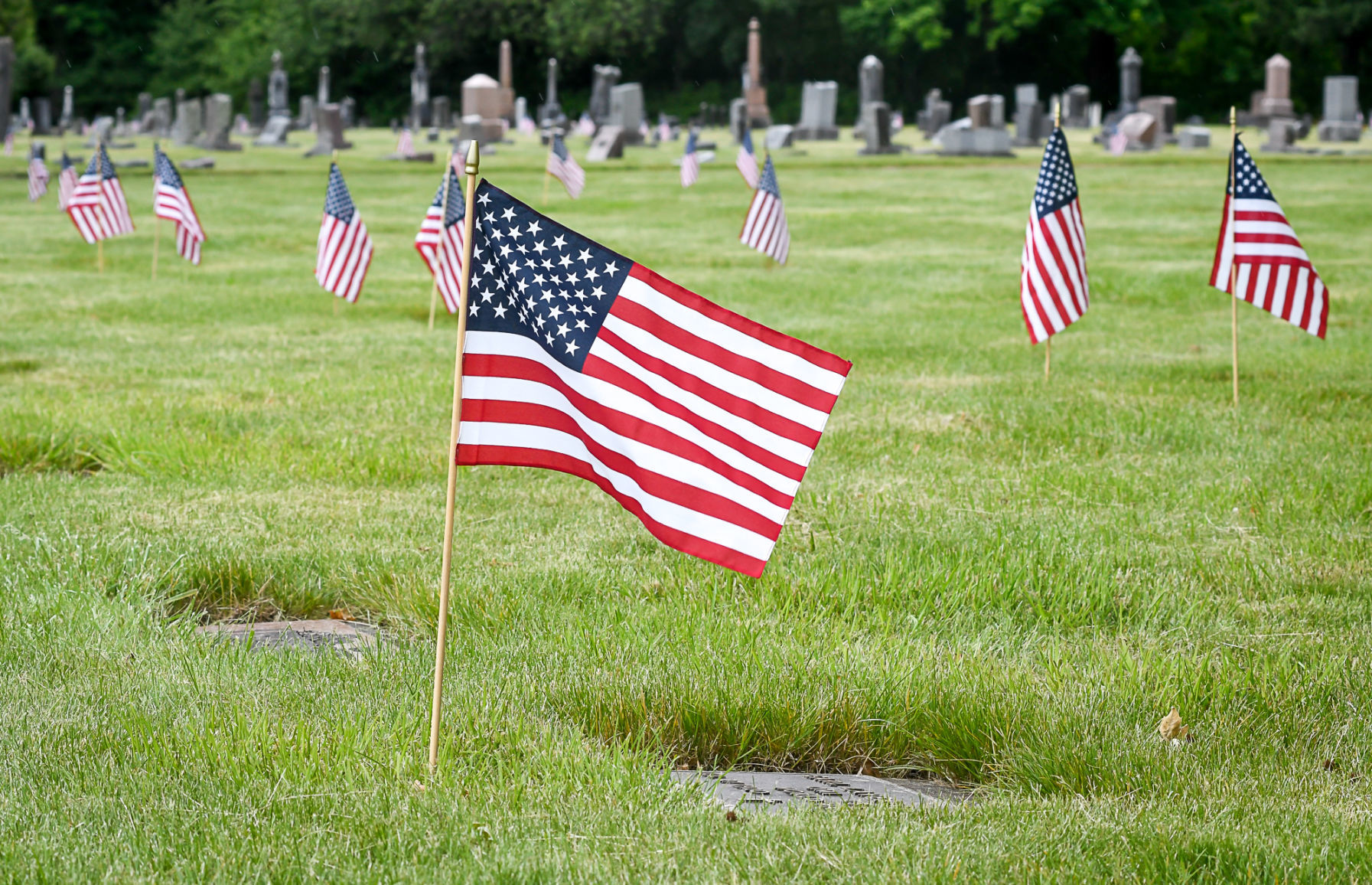 Crystal Lake Cemetery flags 03